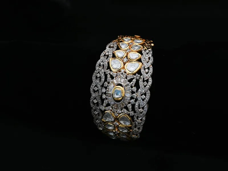 Pulsera de oro sobre fondo oscuro