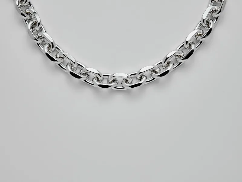 Collar de eslabones de plata sobre fondo neutro