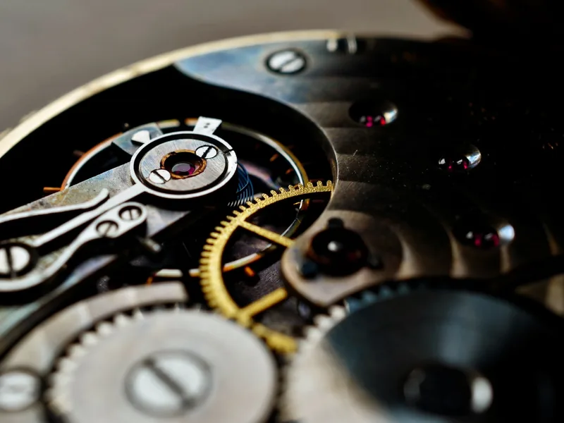 Mecanismo de un reloj mecánico en detalle