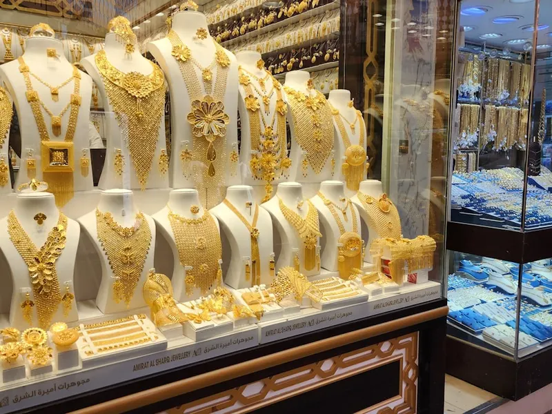 Vitrina con joyas de oro exhibidas